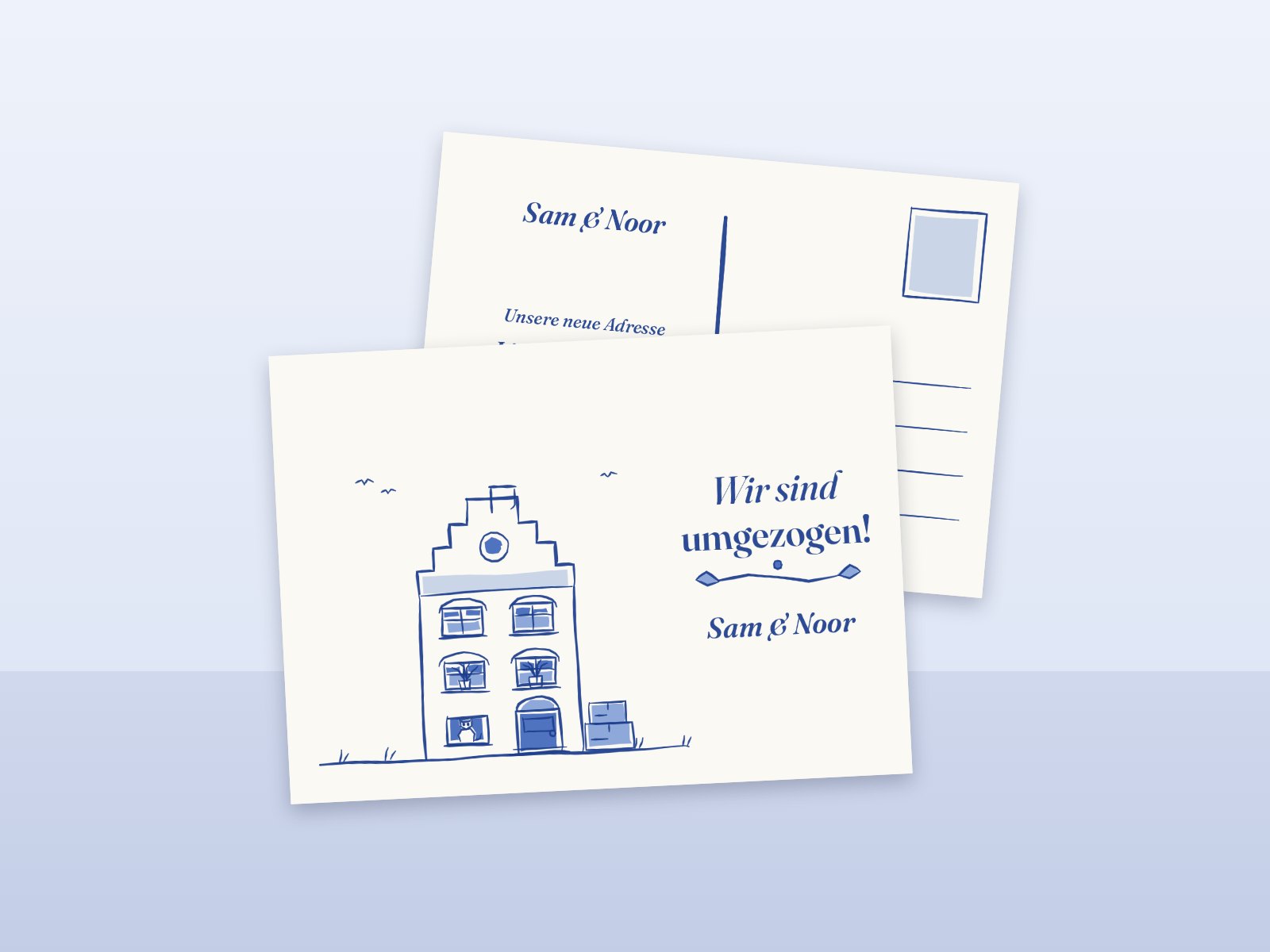 Zwei Umzugskarten: ein Grachtenhaus in Delfter Blau und „Wir sind umgezogen!“ vorn, eine neue Adresse hinten. Eine Illustration, kein Foto.