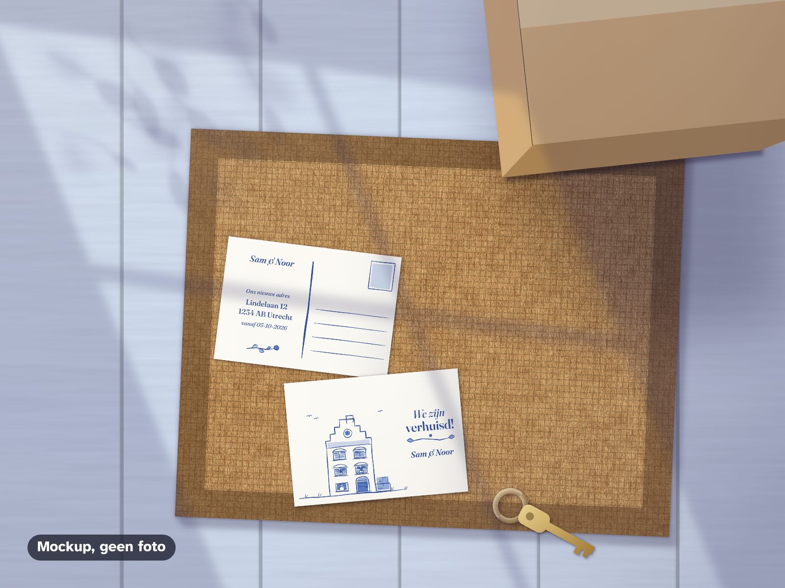 Twee verhuiskaarten van Sam & Noor op de deurmat in de gang, een verhuisdoos en de nieuwe sleutels ernaast: een grachtenpand in Delfts blauw en “We zijn verhuisd!” op de voorkant, een nieuw adres op de achterkant. Een mockup, geen foto.