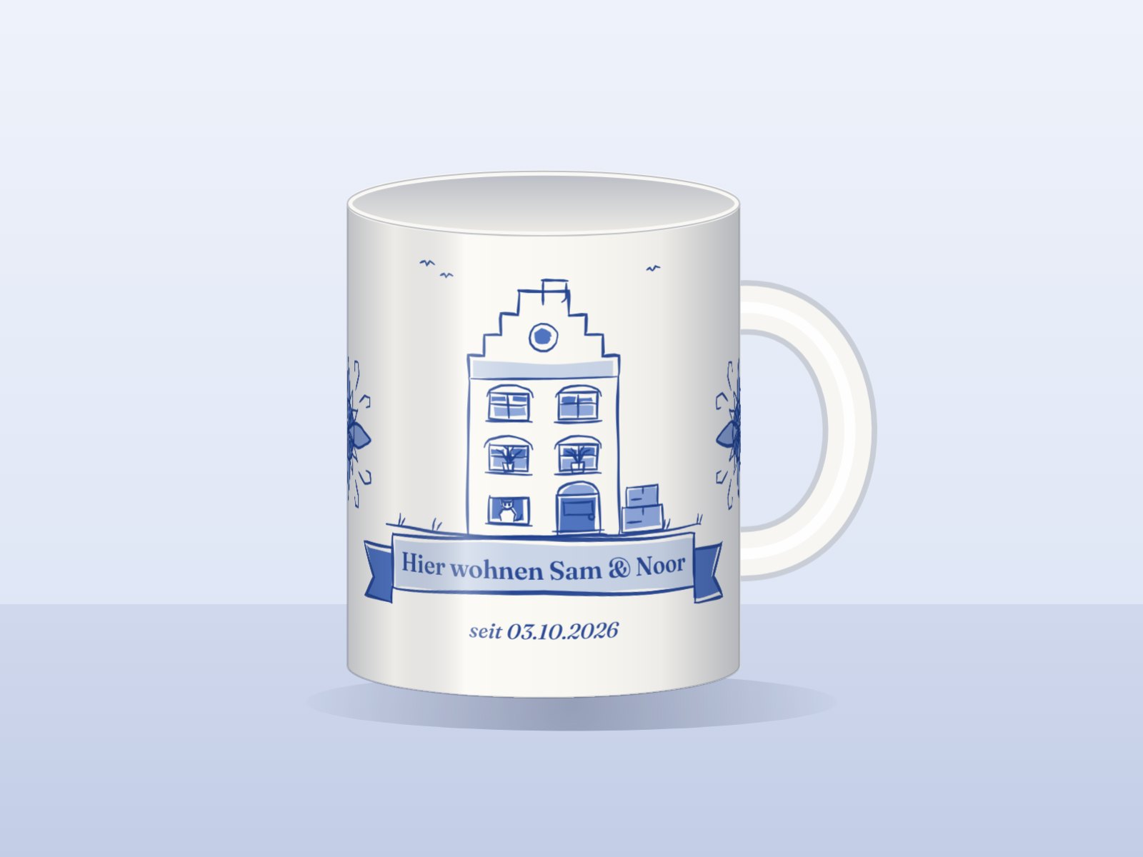 Eine weiße Tasse mit einem Grachtenhaus in Delfter Blau, „Hier wohnen Sam & Noor“. Eine Illustration, kein Foto.