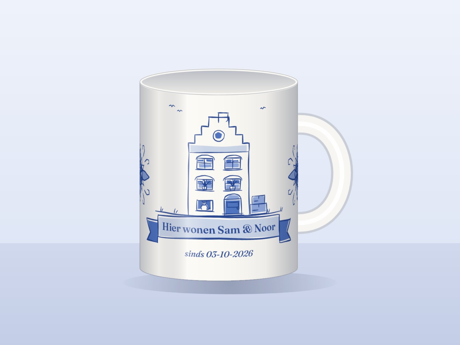 Een witte mok met een grachtenpand in Delfts blauw, “Hier wonen Sam & Noor”. Een illustratie, geen foto.